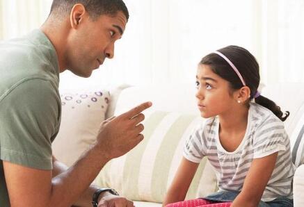 如何解决孩子爱玩手机(小孩子喜欢玩手机有什么好方法)(图2)