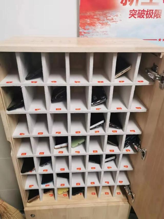 怎样劝阻孩子玩手机(怎样知道孩子在手机上玩什么)(图1)