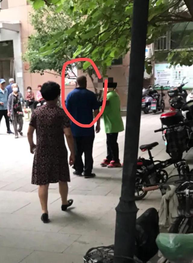 学生打闹怎么跟家长说(孩子打闹怎么和家长说)(图1)