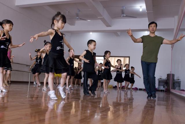 小孩不想上学该怎么办(小孩厌倦上学了怎么办)(图2)