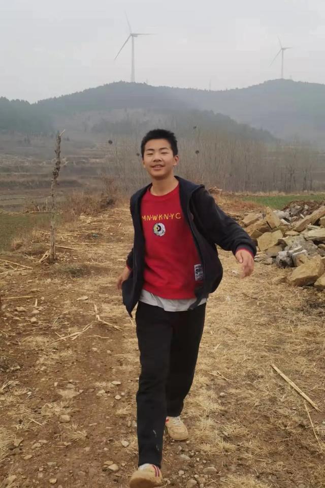 手机瘾大的男孩怎么办(12岁男孩偷玩手机应该怎么办)(图1)