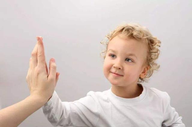 小孩打人如何教育(小朋友爱打人怎么引导)(图1)