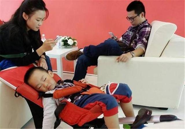 怎么劝玩手机的孩子(劝孩子不玩手机的语言)(图4)