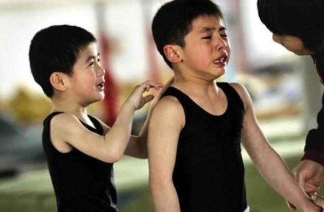 小孩被打了家长如何做(小孩打架家长如何处理)(图2)