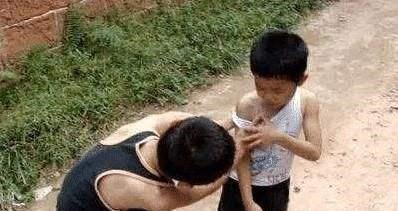 小孩被打了家长如何做(小孩打架家长如何处理)(图1)