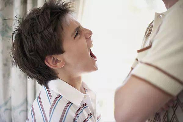 孩子打妈妈该怎么办(儿子打母亲怎么解决)(图2)